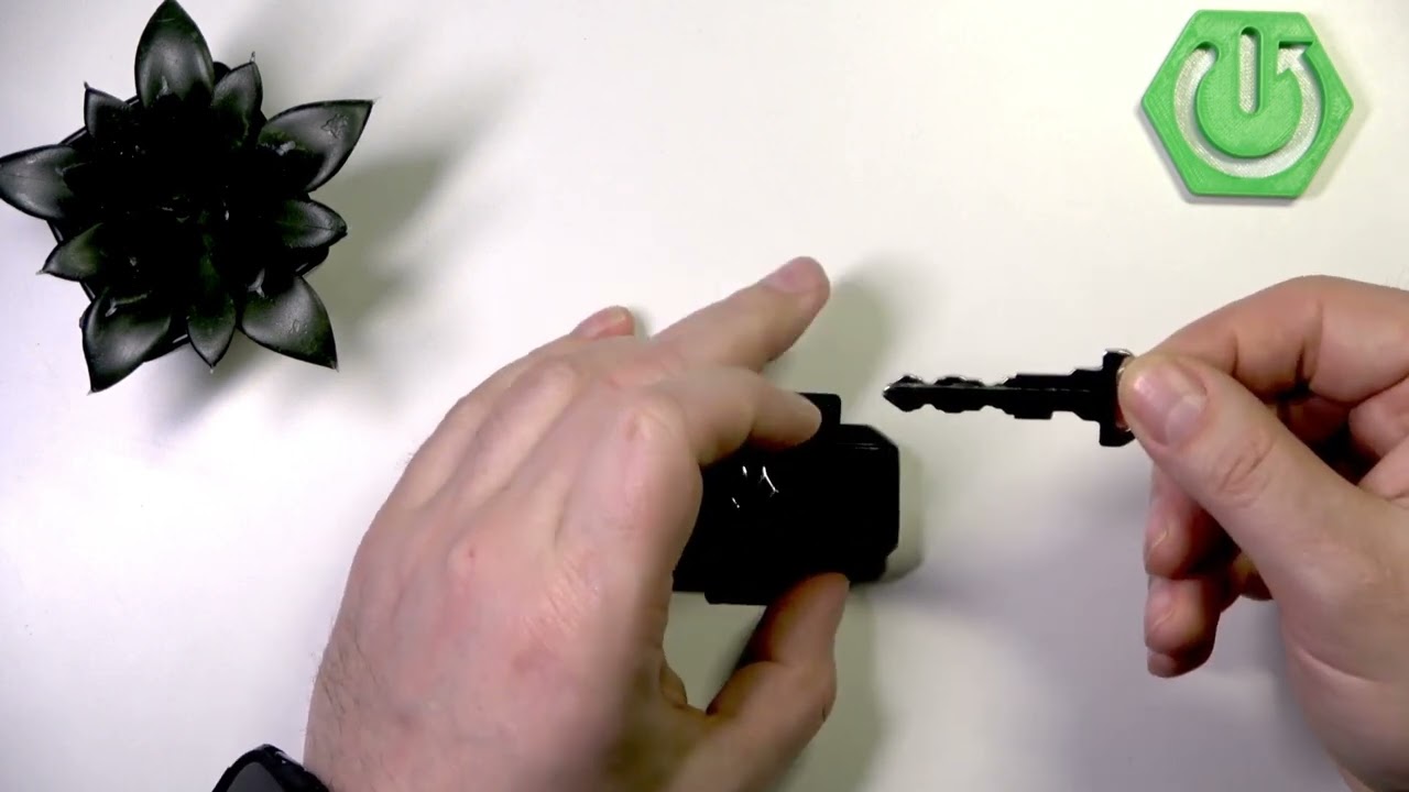 Suzuki S-Cross - How to Remove the Emergency Key from the Key Fob (2025/2026)