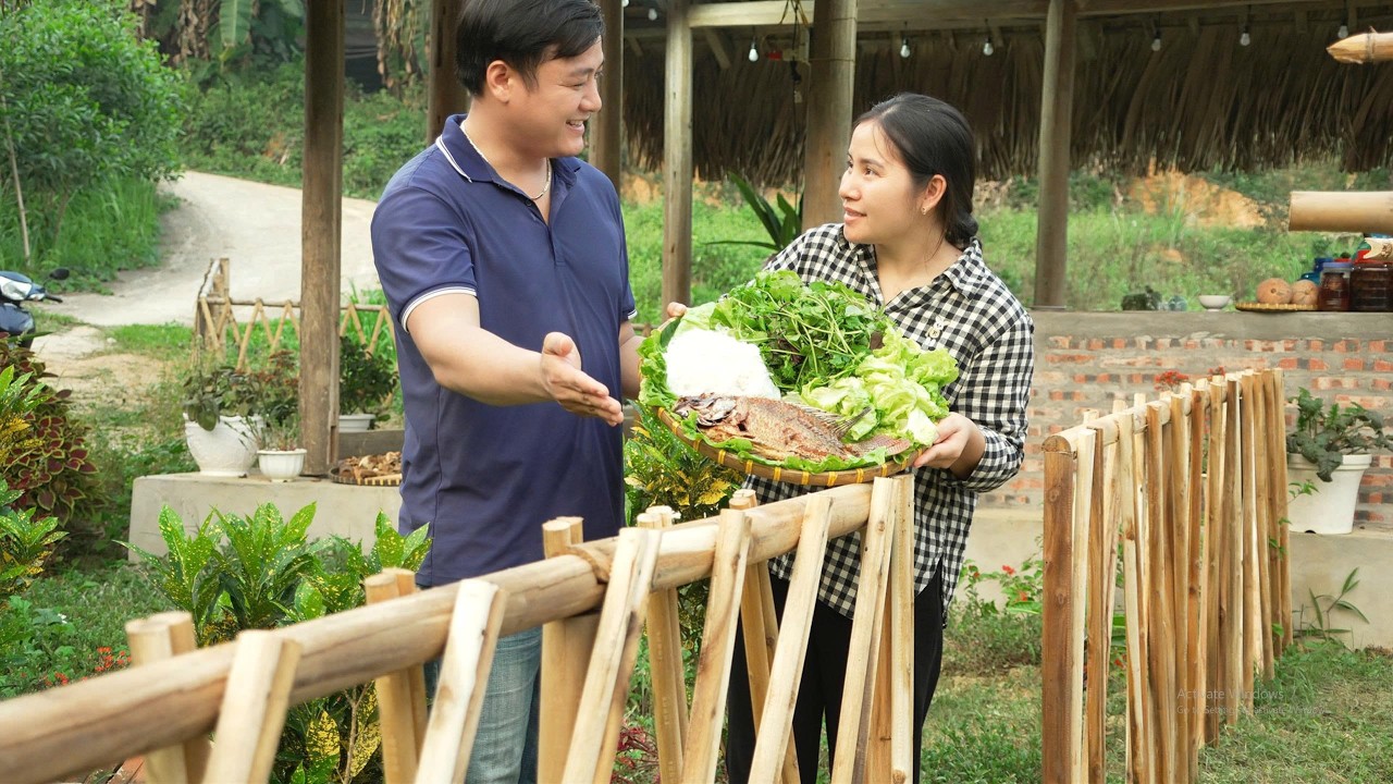 Doctor Long and Tu Yen built a beautiful wooden fence together, along with refreshing summer dishes.