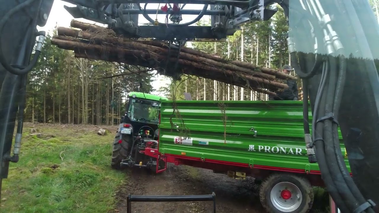 Brennholz aufladen auf Pronar Kipper.