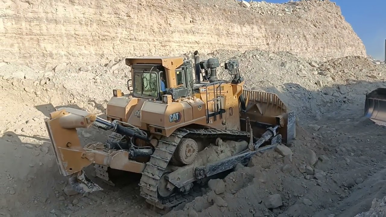 How to operate a Bulldozer. बुलडोजर से कैसे काम किया जा रहा हैं,