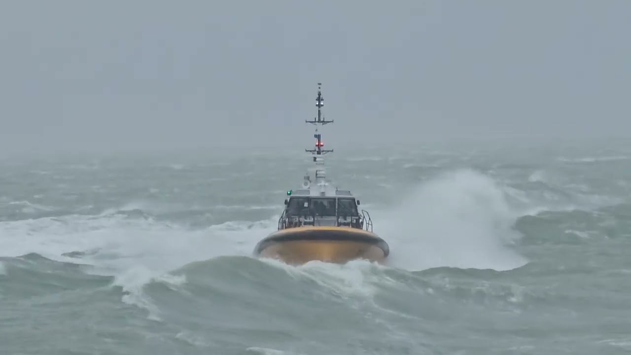 Loodsen in de storm Benjamin bij Vlissingen 