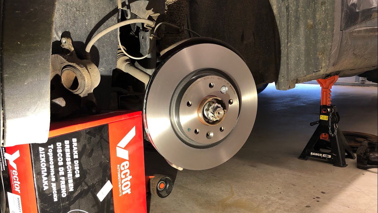 Renault Kadjar front brake disc and pad replacement