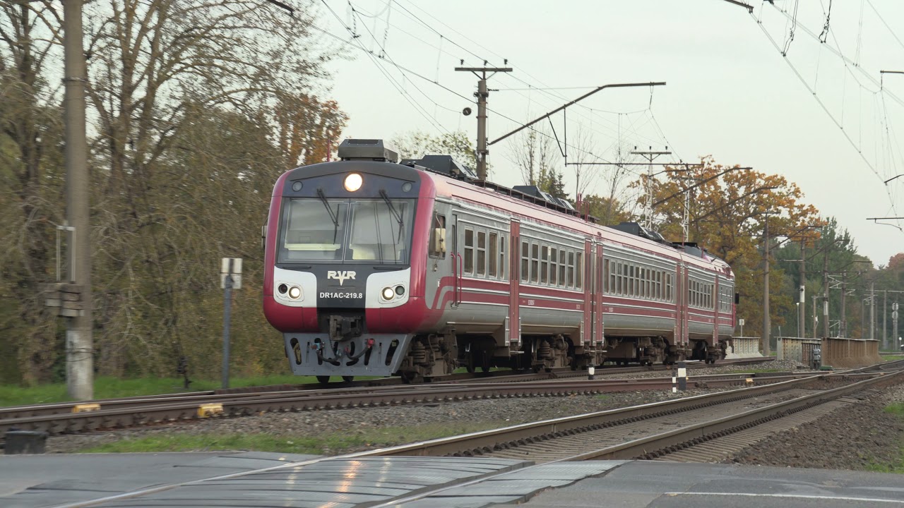 Дизель-поезд ДР1АЦ-219 на ст. Огре / DR1AC-219 DMU at Ogre station