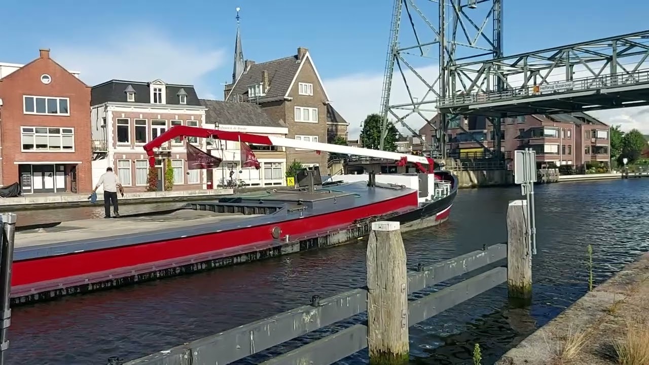 Een momentje rust voor Segundo. Even wachten op de andere schepen bij de Hefbrug. Het werk gaat door