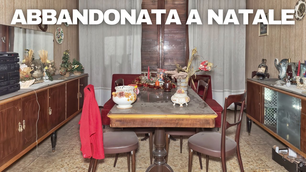 CASA ABBANDONATA DA 20 ANNI, ANCORA ADDOBBATA PER NATALE!