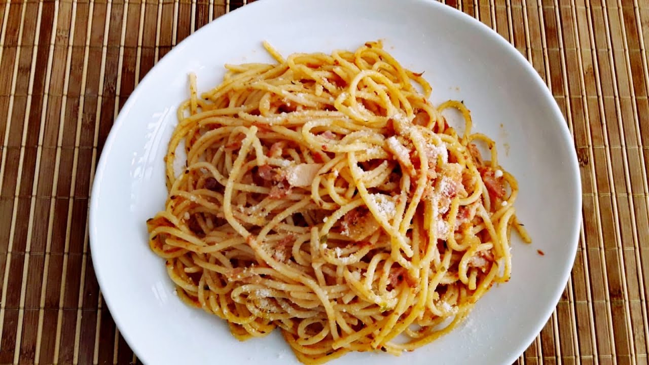PASTA A LA AMATRICIANA ESPAGUETTIS Receta italiana, salsa de bacon y tomate.