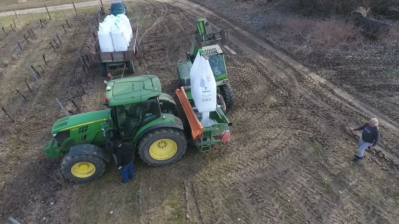 Wheat Fertilization Úvaly u Valtic CZ John Deere 6150R
