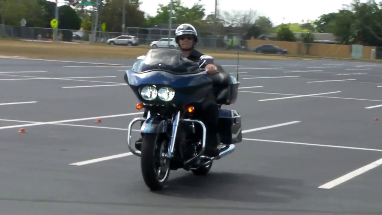 Motorman 18' Turns on Harley Road Glide