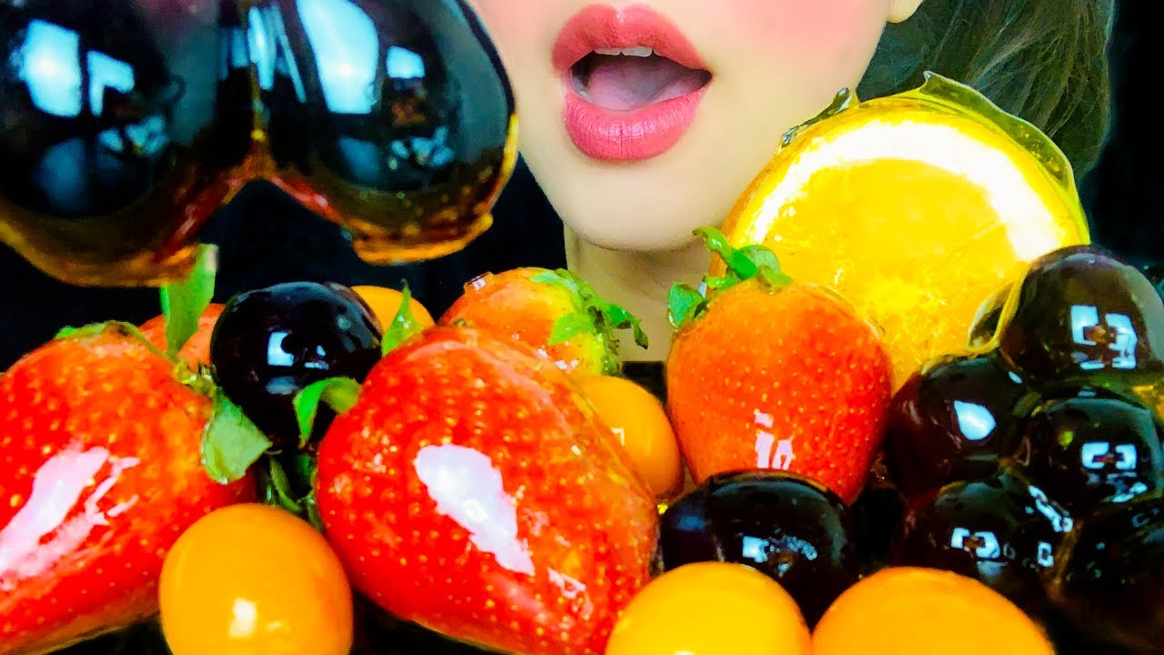 ASMR POPULAR ASMR FOOD FRUIT CANDIED TANGHULU. MUKBANG 먹방 EATING SOUNDS. NO TALKING