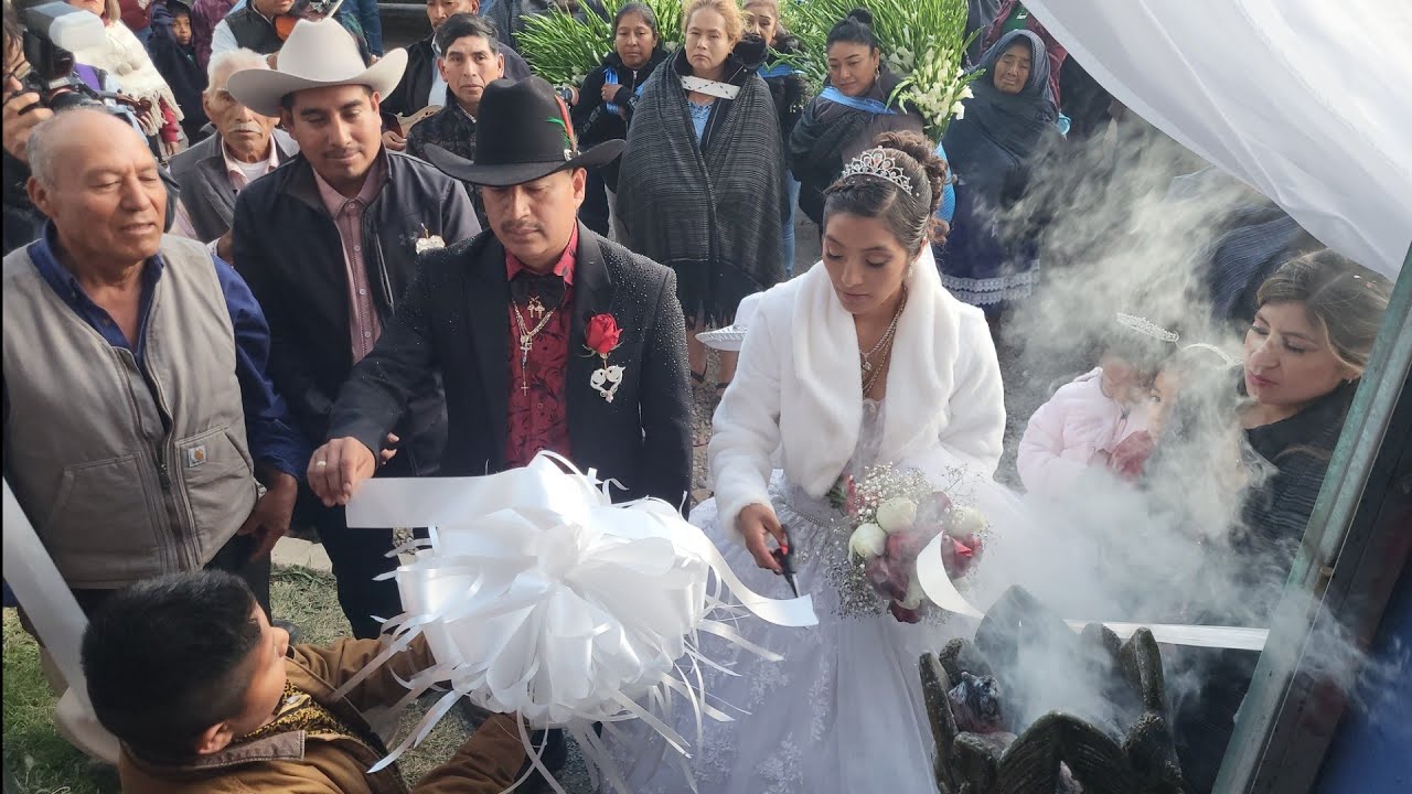 Традиционное перерезание ленты женихом и невестой в Сан-Хуан-Миштепек-Хукстлахуака, Оахака, регио...