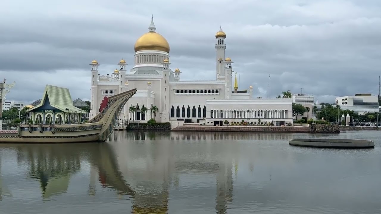Omar Ali Saifuddien Mosque in Brunei / Adhan