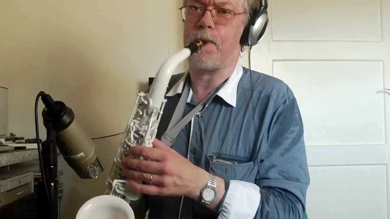 Vibratosax A1 vs. regular brass saxophone comparison
