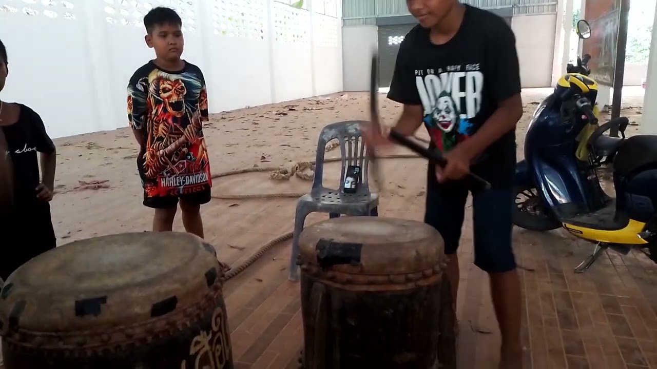 ซ้อมๆกลองเรือพระ