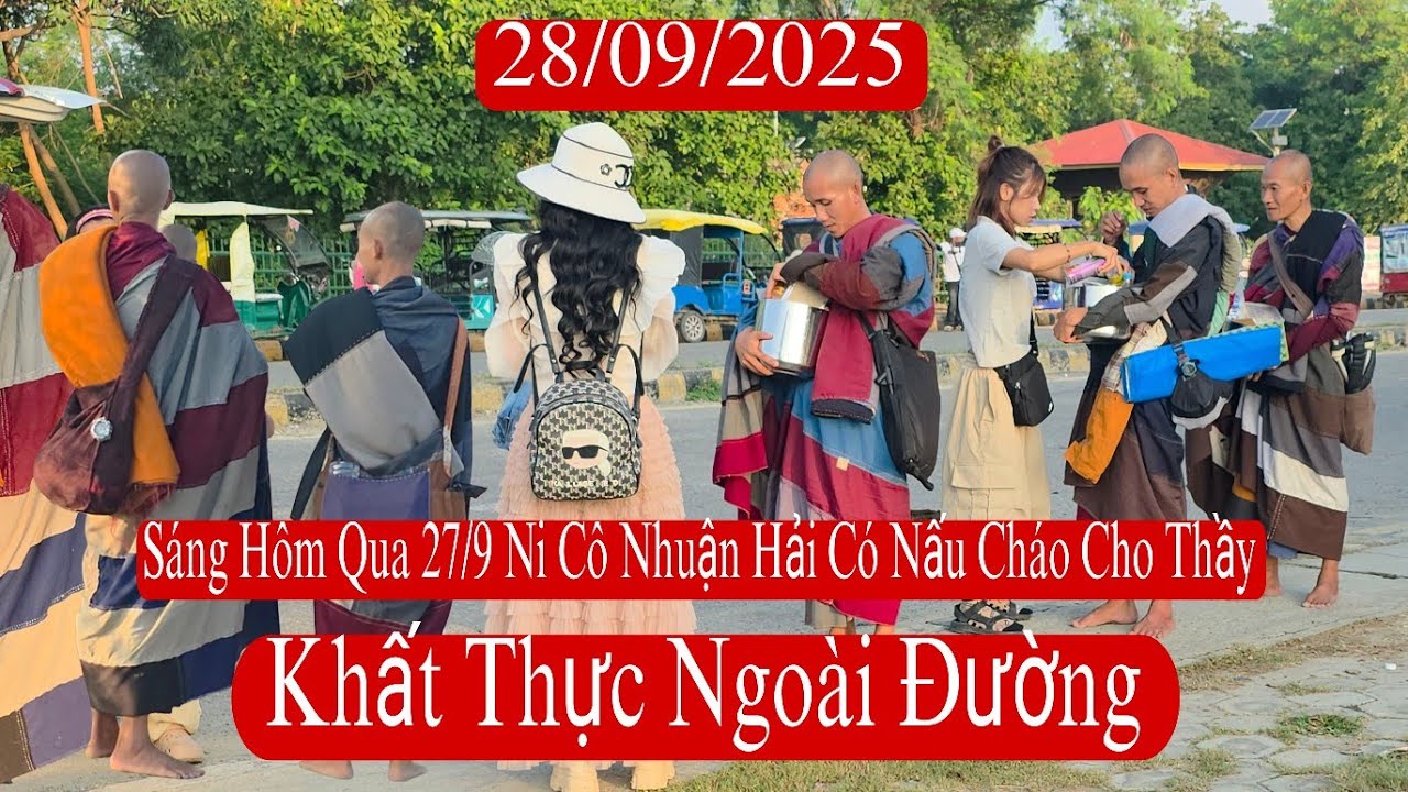 Sư Minh Tuệ và sư Nhỏ khất thực ngoài đường 28/9 - Ni cô Nhuận Hải hôm qua 27/9 có nấu cháo cho thầy