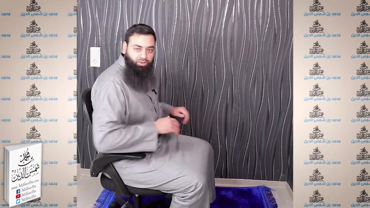 هل يجوز ان أصلي التراويح جالسا بدون مرض، وهل يجوز أن أقرأ القرآن من الجوال في الصلاة
