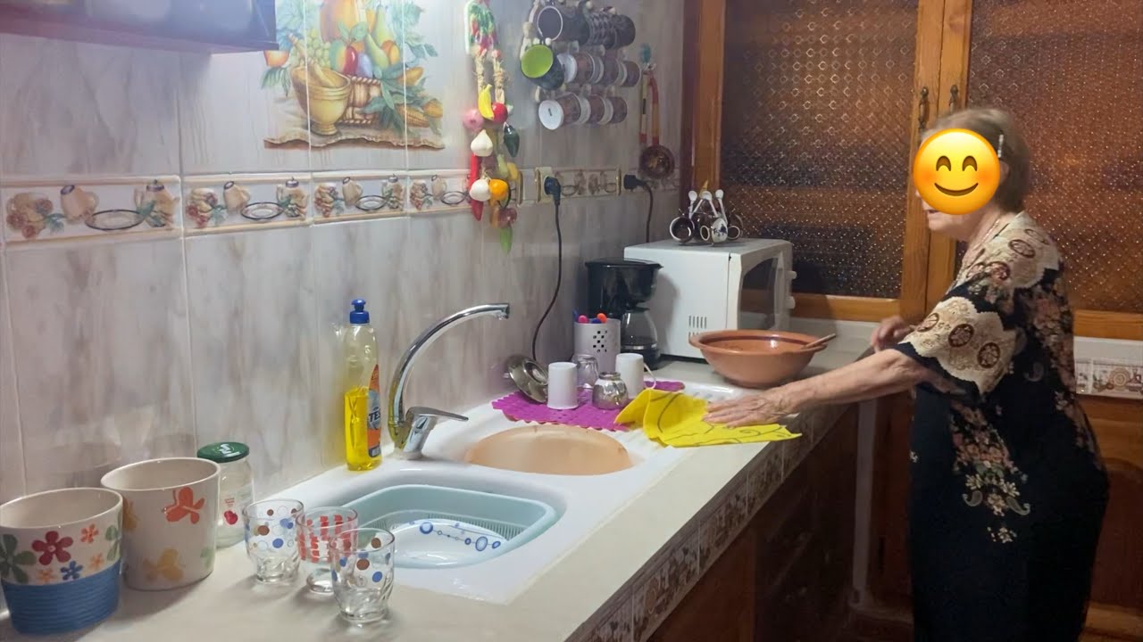 أحلى فيديو مع أحلى عجوزتي🥰روتين مسائي حضرنا عشاء شليطة و اغروم قبائلي يد بيد في كوزينة