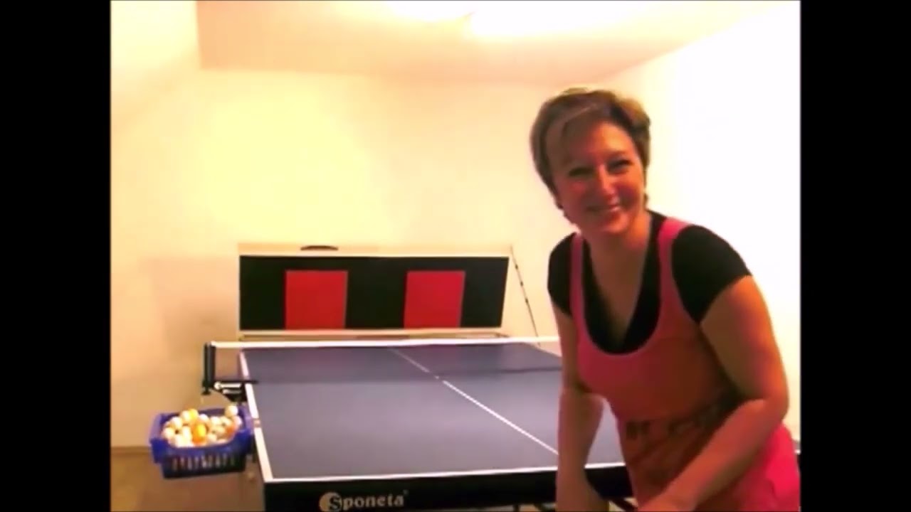 Eine Tischtennisspielerin arbeitet an ihrem Topspin und nutzt dafür ein Returnboard.