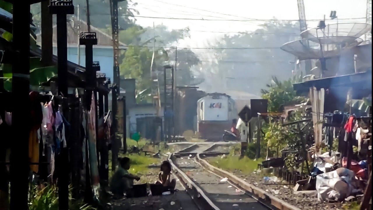 Kereta Api Putri Deli Pagi berangkat dari Tanjung Balai & Melintasi di tengah permukiman Penduduk