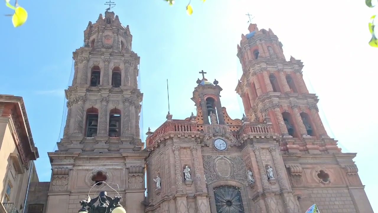 Carillon catedral San Luis Potosí tocando El Danubio Azul de J. Strauss con las 12:00