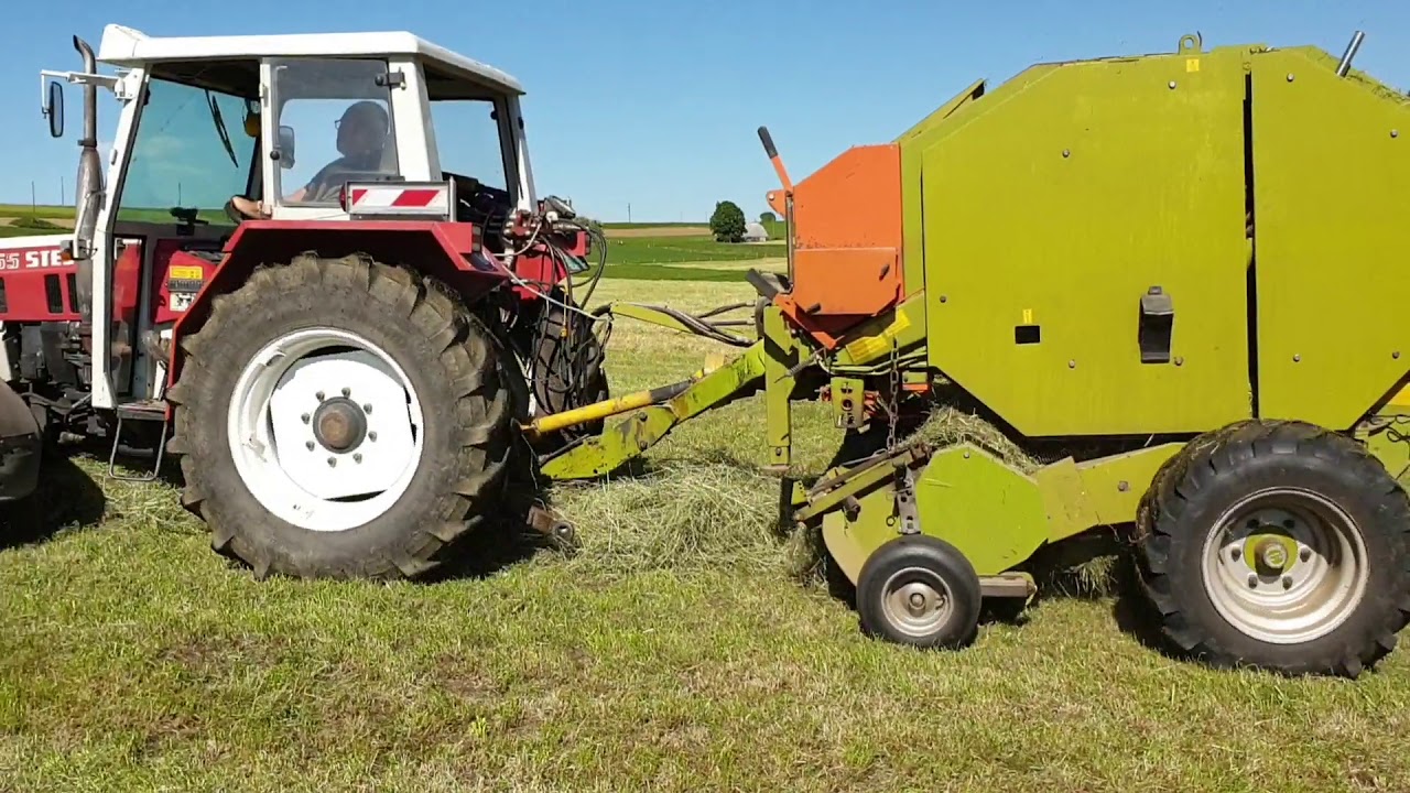 Heu mähen und Rundballen pressen mit Steyr und Wolagri