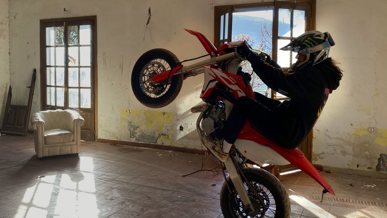 SUPERMOTARD EN UN HOTEL ABANDONADO