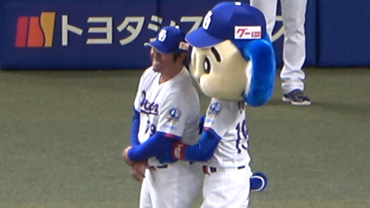 阿部ちゃんとイチャイチャしたり平田のお腹をさすったりするドアラのお散歩