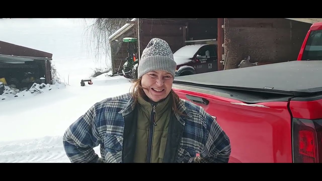 Расчистка снега с помощью большого трактора John Deere.