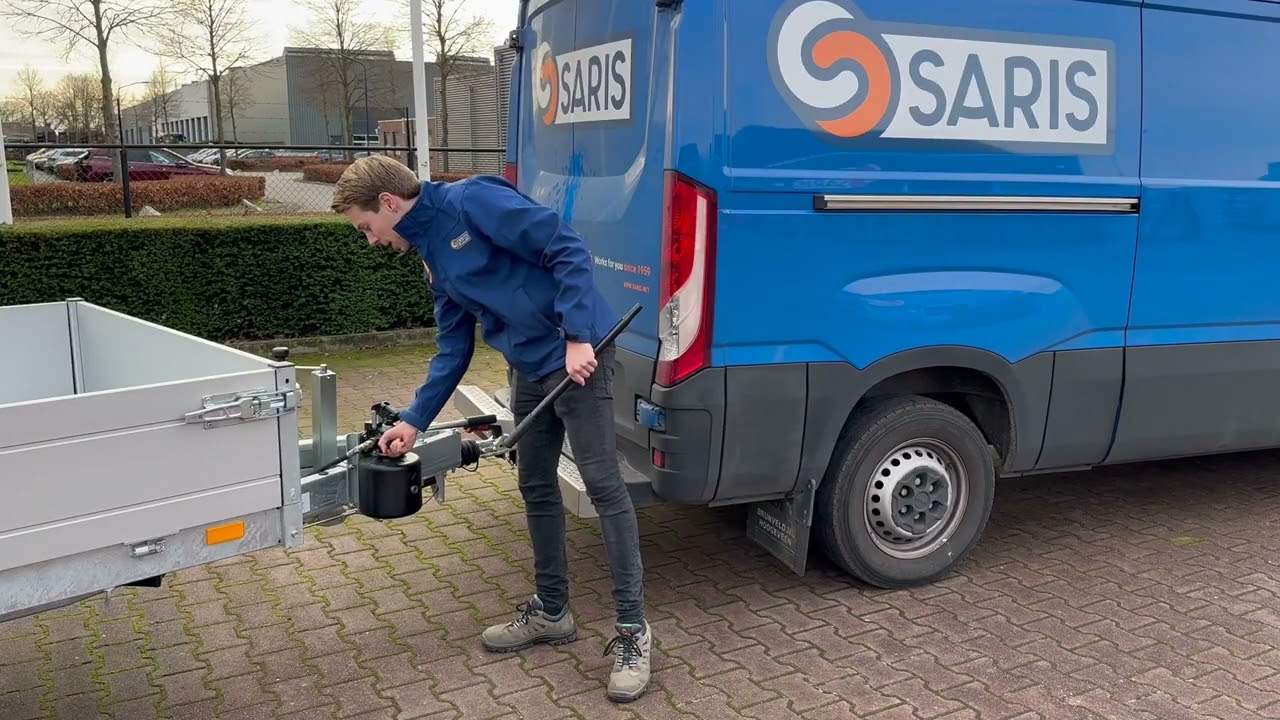 Pompe manuelle ou benne électrique : quelle solution choisir ?