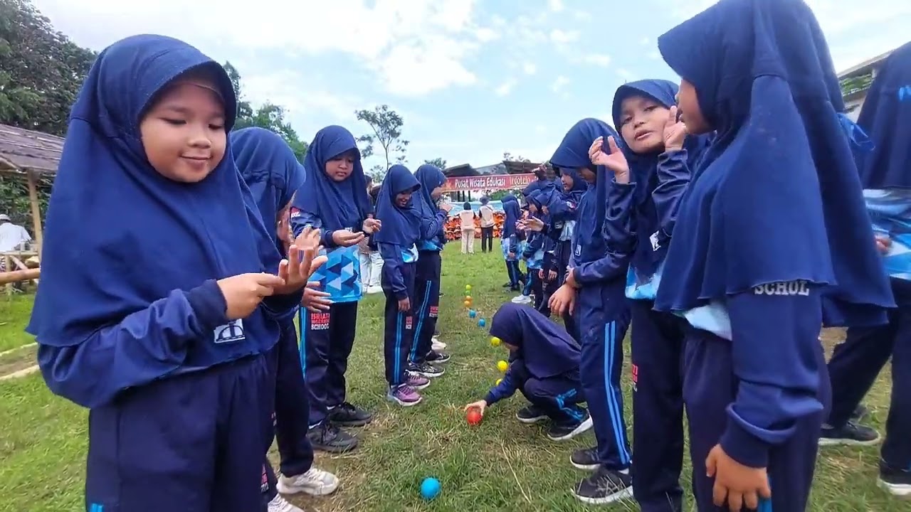 BAHAGIA ITU SEDERHANA|| KECERIAAN SD HJ ISRIATI MOENADI OUTBOND HINGGA KECEH DI MUNCUL