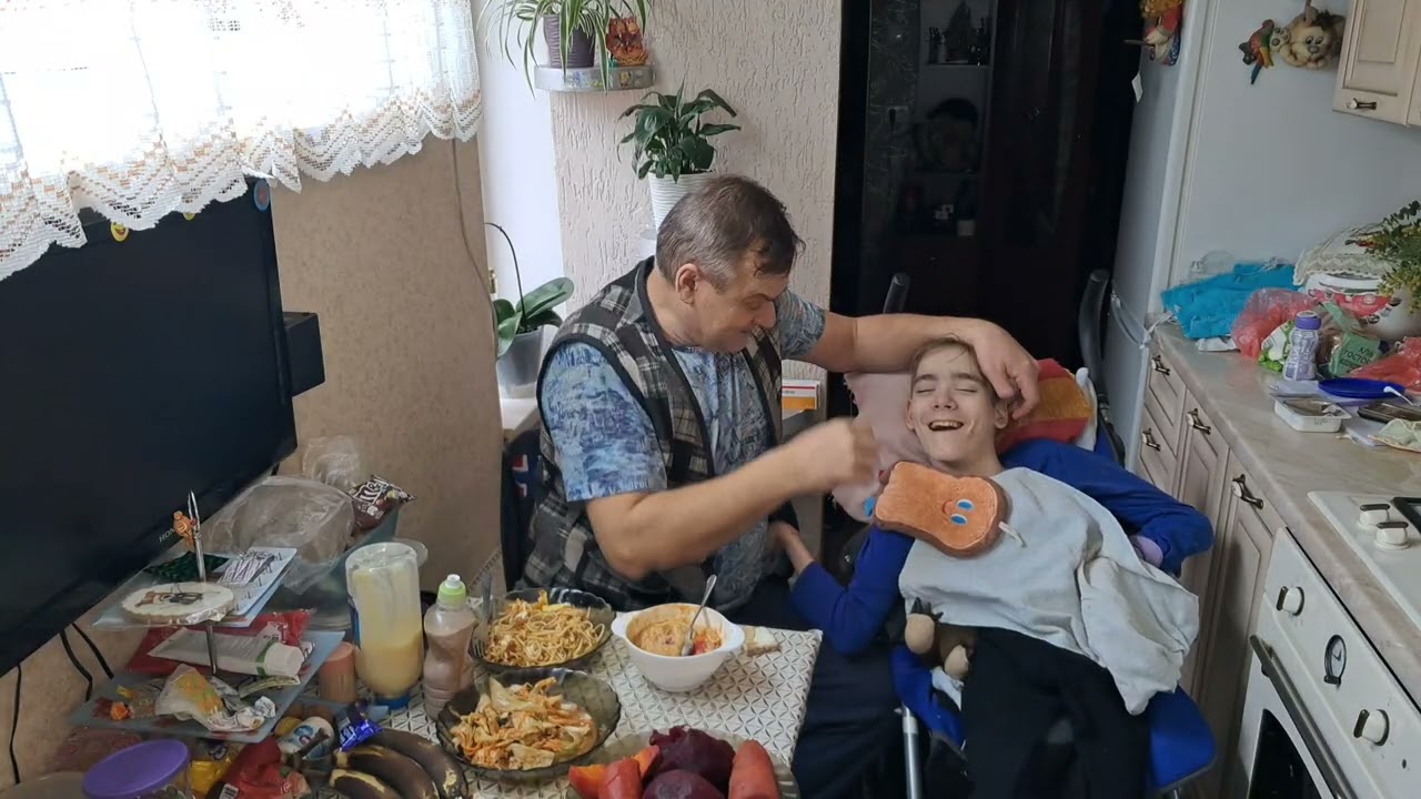 Продолжаем знакомить вас с ребёнком и готовим салат кимчи (2часть)