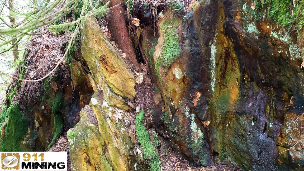 Huge Copper Zone Overlying A VMS Deposit Extends Over 1000m Down The Mountain!