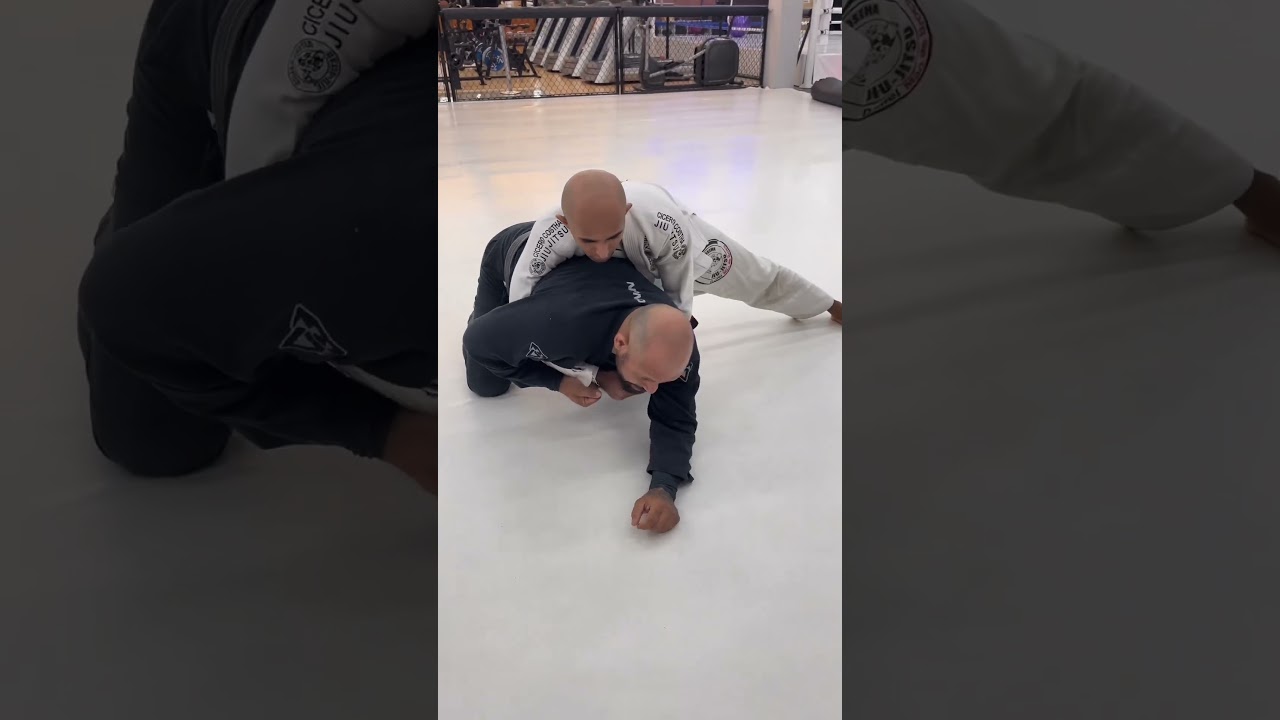 Jiu Jitsu - Invers&atilde;o quando o advers&aacute;rio est&aacute; na lateral das Costas- Professor M&atilde;o de Broca