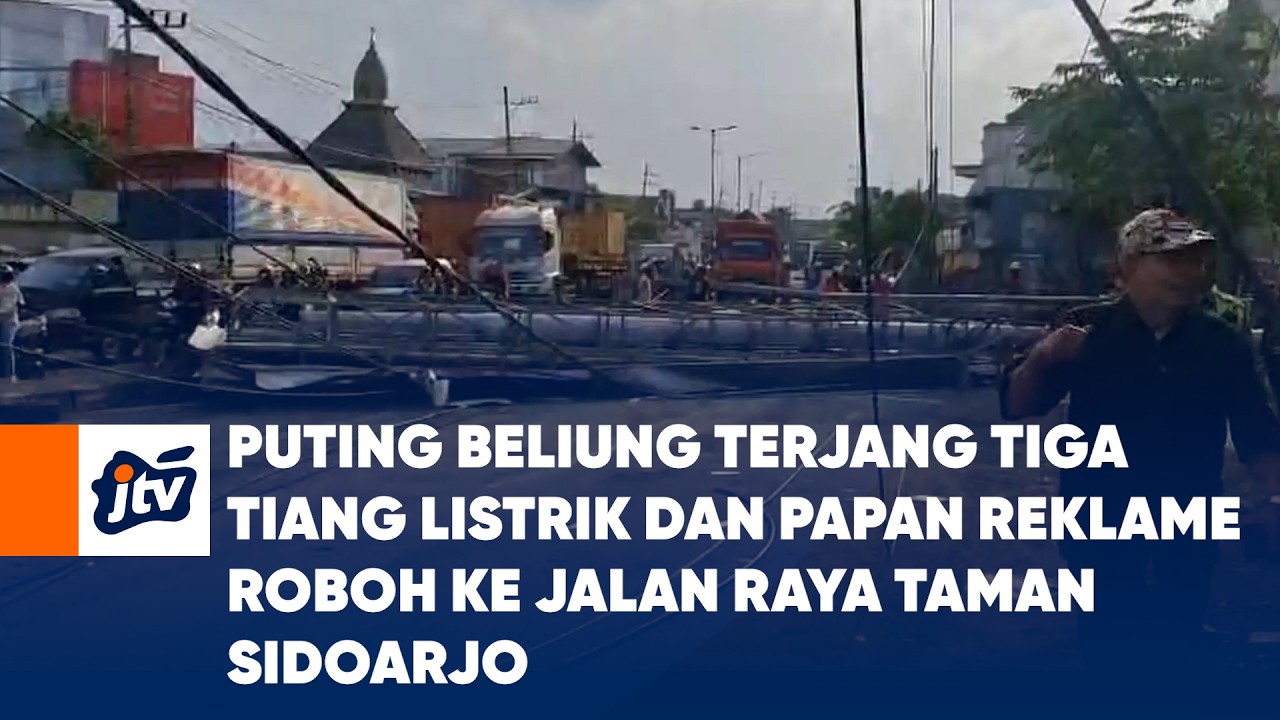Puting Beliung Terjang Tiga Tiang Listrik Dan Papan Reklame Roboh Ke Jalan Raya Taman Sidoarjo
