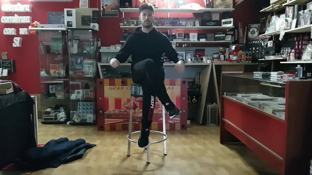 Levitaci&oacute;n desde el taburete - Grandes Ilusiones - Magia