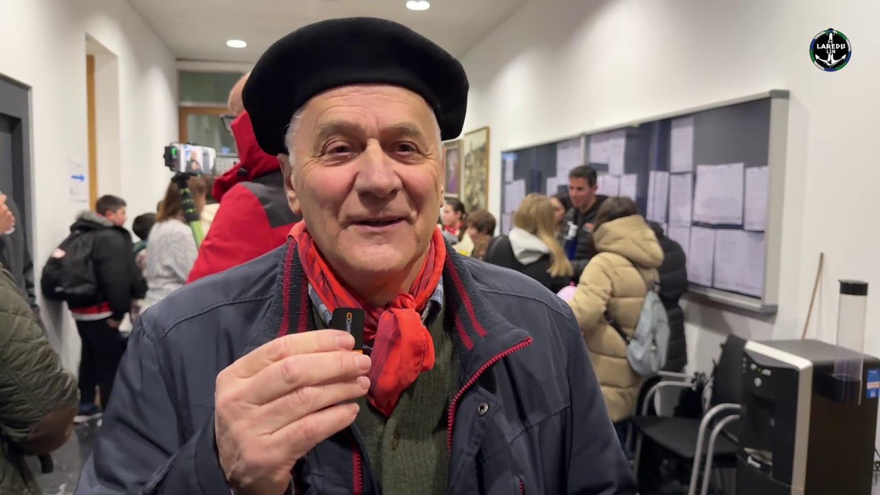 Alumnos de 5° y 6° del Pablo Picasso cantan las marzas por las calles pejinas