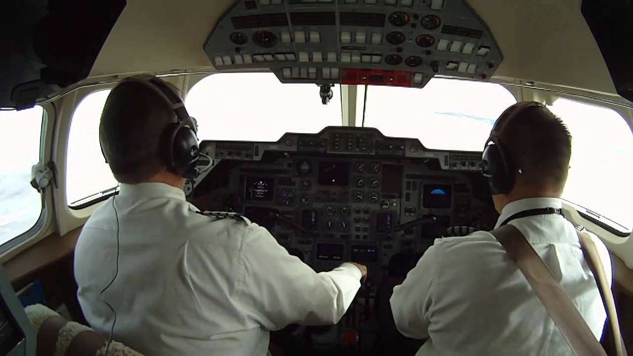 Hawker 800XP - Aspen Colorado Landing - Pilot's View