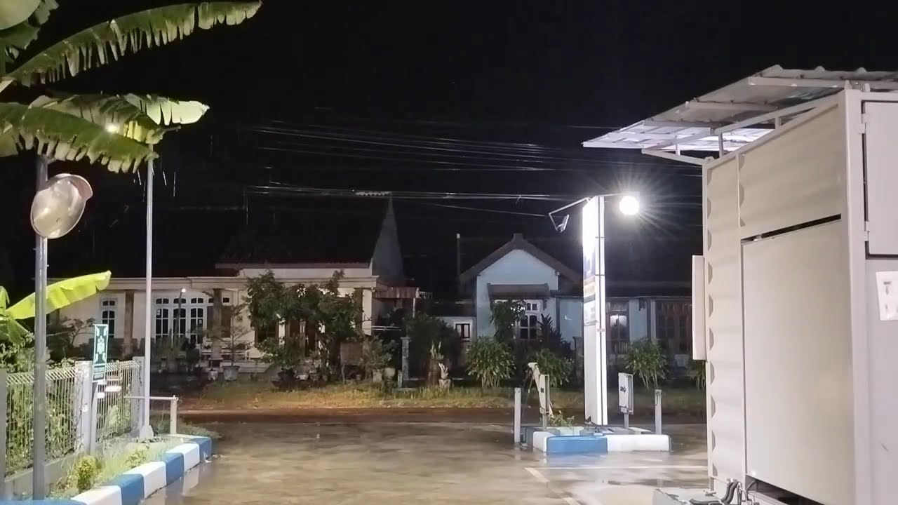Suasana malam hari di pedesaan saat hujan 