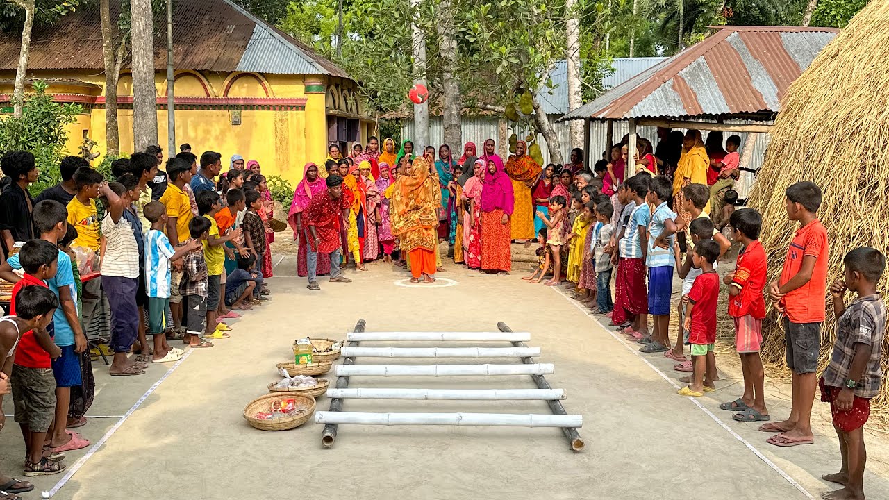 বাঁশের মইতে বল বাধিয়ে ঈদ উপহার জেতার আজব চ্যালেঞ্জ। গ্রামের আপারা পুরষ্কার জিতে খুশি
