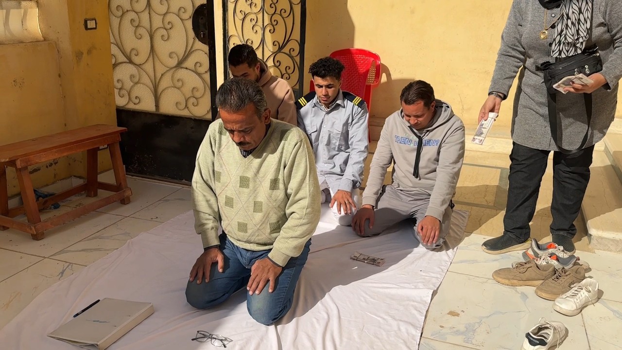 المديره تختبر الموظفين اللى بيصلوا بحيله ذكيه ! فانظروا ماذا فعلت