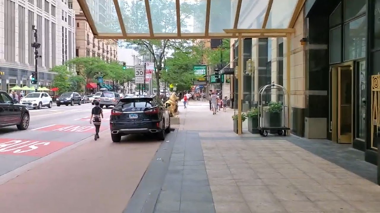 #Walking on Chicago Avenue in #downtown #Chicago (July 10, 2021)