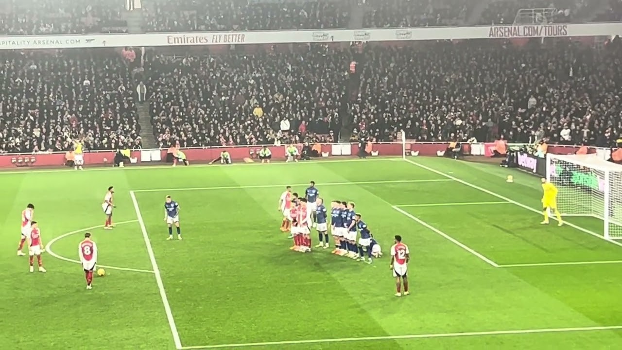 Ah he missed but there’s a hand ball