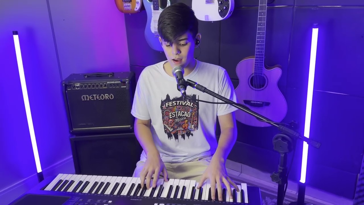 Aluno Kauan tocando e cantando Santo pra sempre