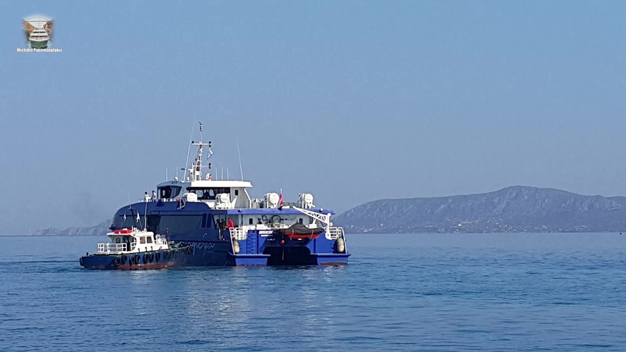 Σκάφος υψηλής ταχύτητας διαπλέει τη Διώρυγα Κορίνθου
