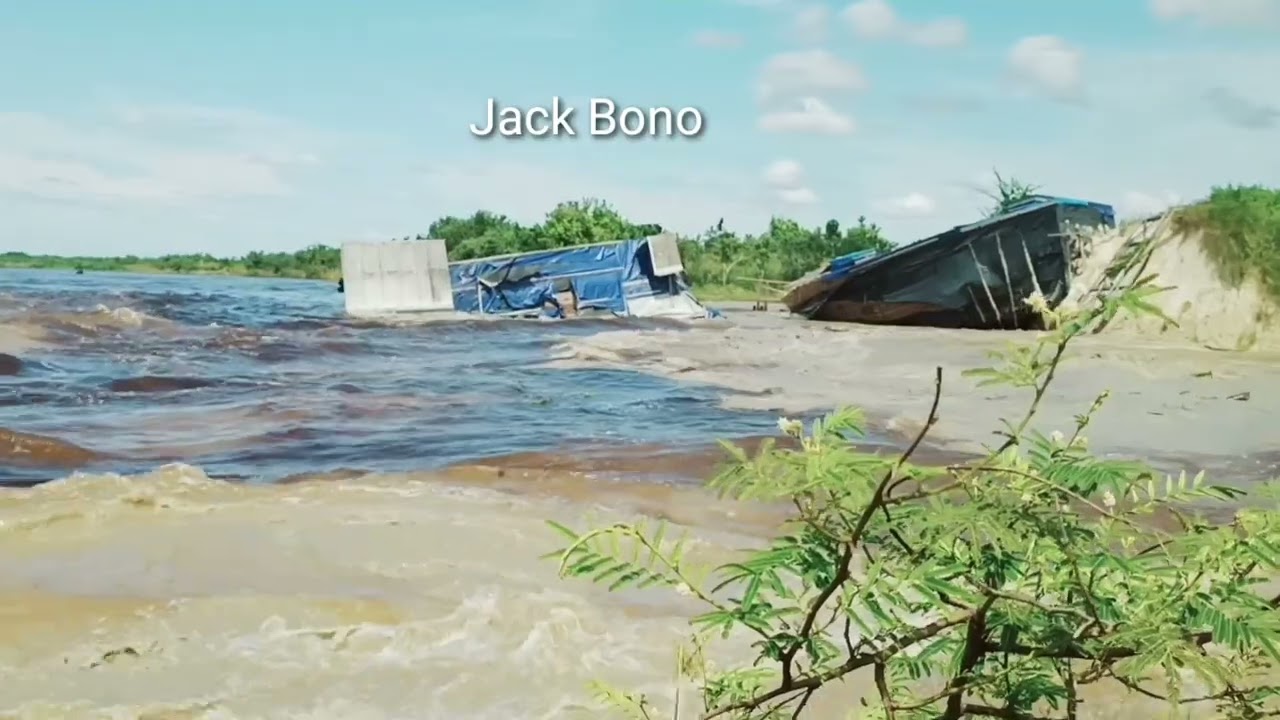 Ombak Bono Sungai kampar mengamuk di Pantai Ogis..