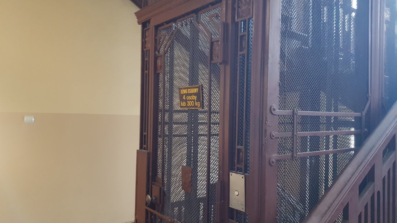 Zabytkowa winda Carl Flohr z 1913 roku @ Plac Wolności 14, Poznań, Polska