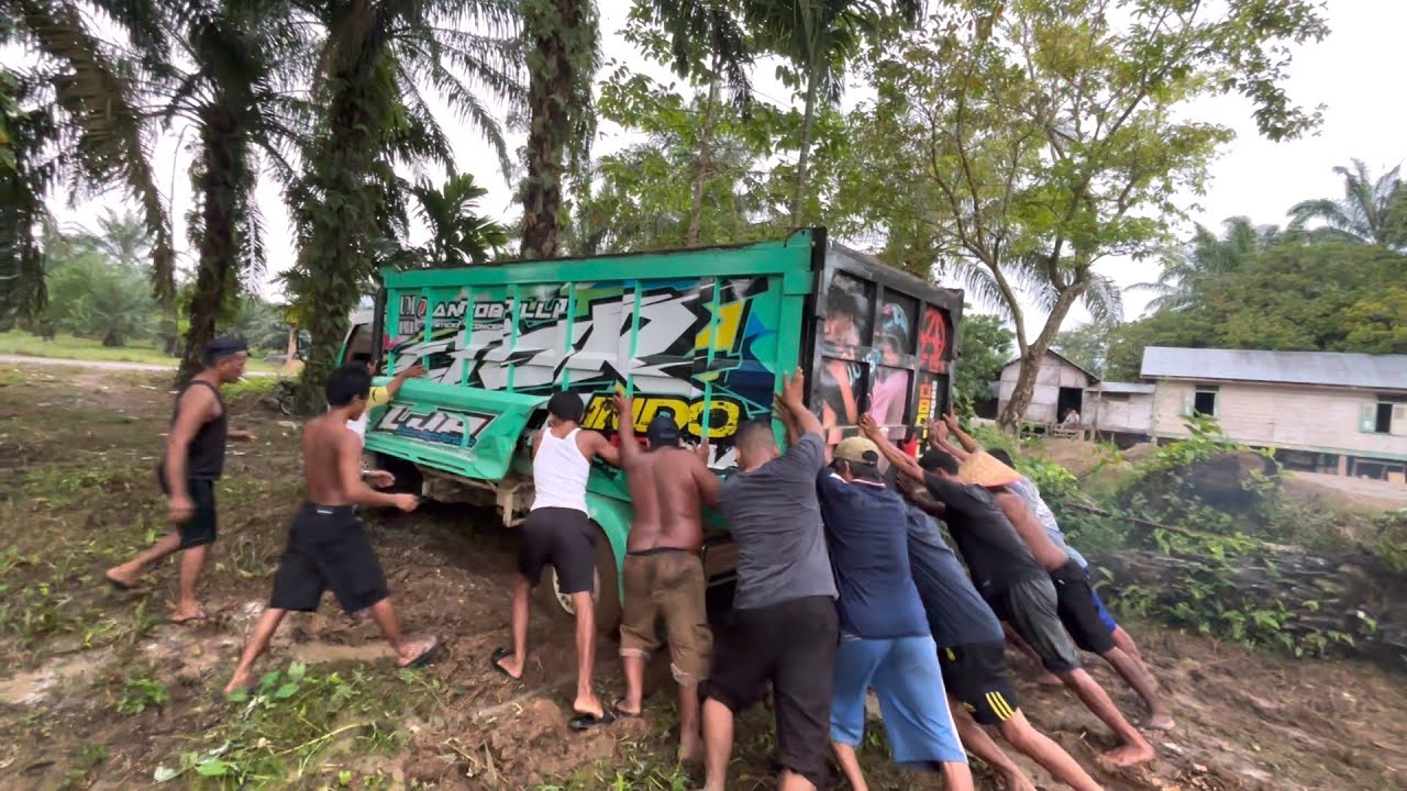 Muatan batu Terpuruk…!! Tidak ada bantuan terpaksa pake tenaga manusia