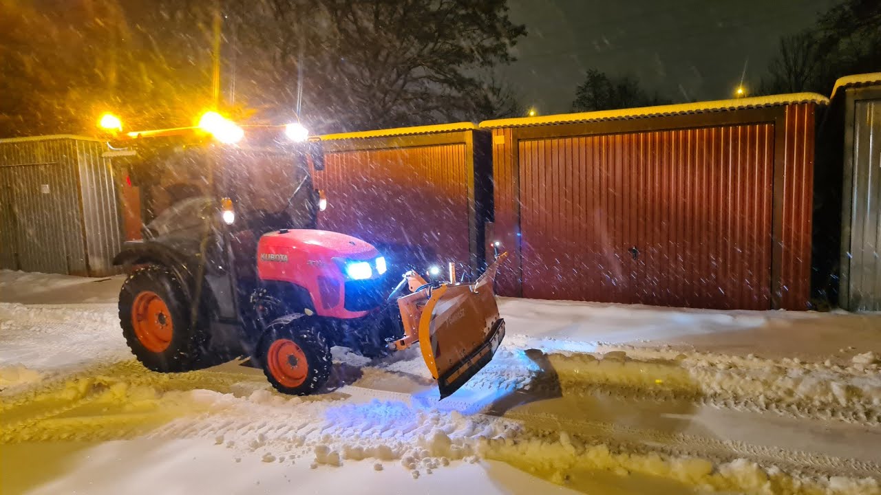 Odśnieżanie na dwa traktory Kubota st371 & ek1-261 - snow plow SaMASZ CITY ❄️ Akcja Zima 2023