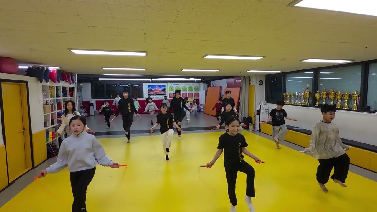 팀윙스 시범단 친구들과 함께❤️ 킥!드럼!베이스! 줄넘기🔥리듬에 맞춰 점프! 점프!