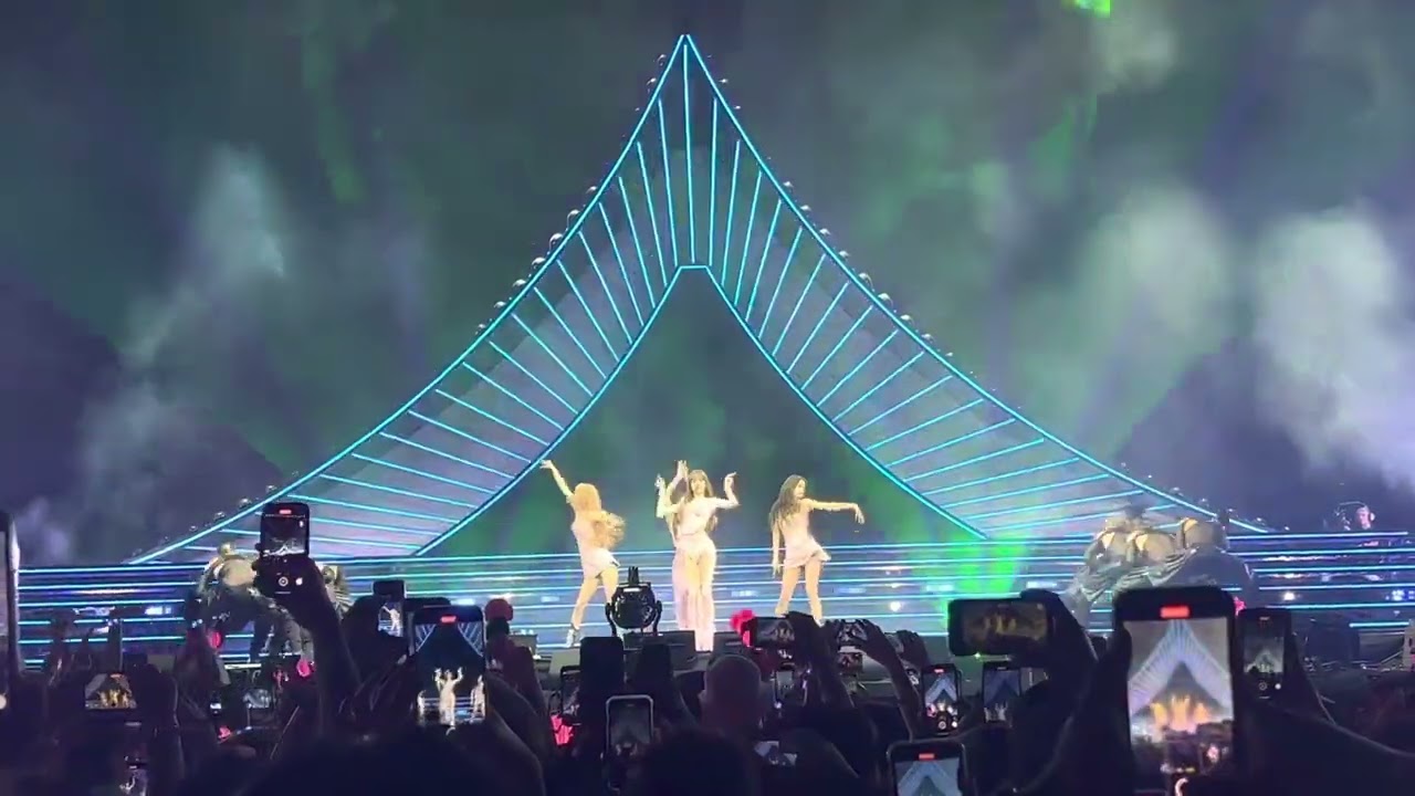 Blackpink- intro + how you like that Coachella weekend 2 fancam