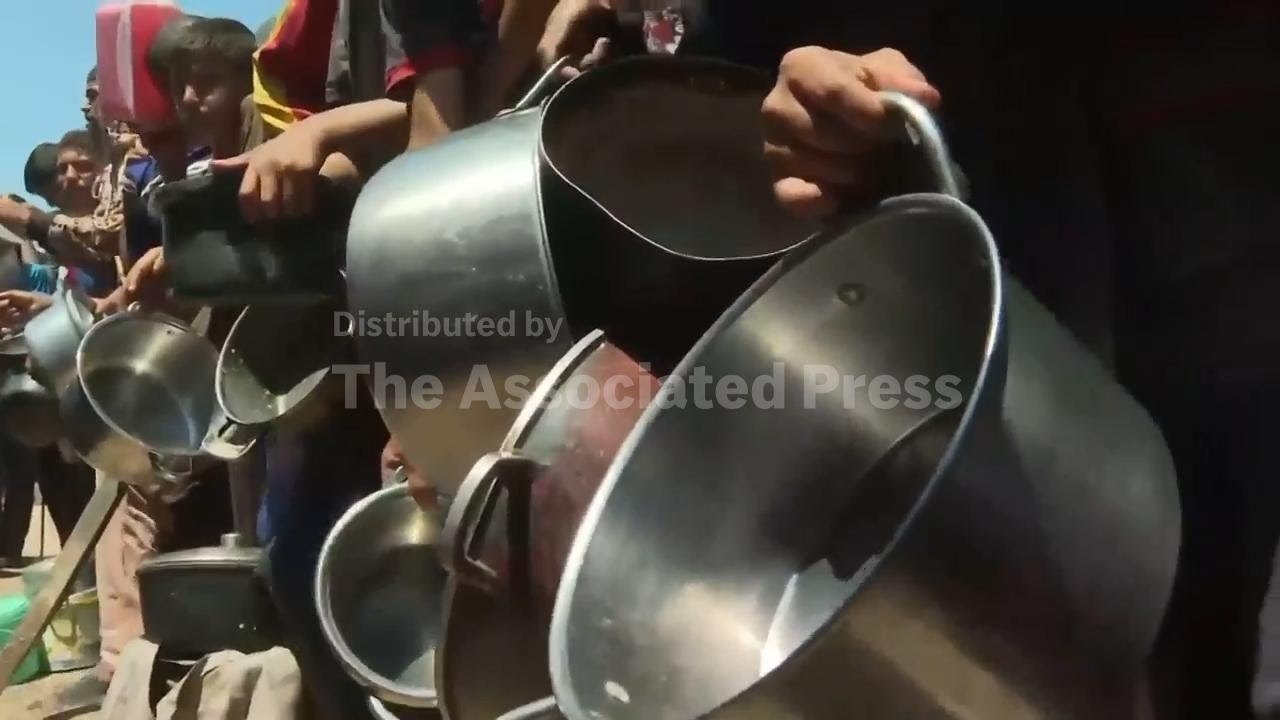 Charity distributes soup to thousands of displaced in Gaza's Deir al-Balah
